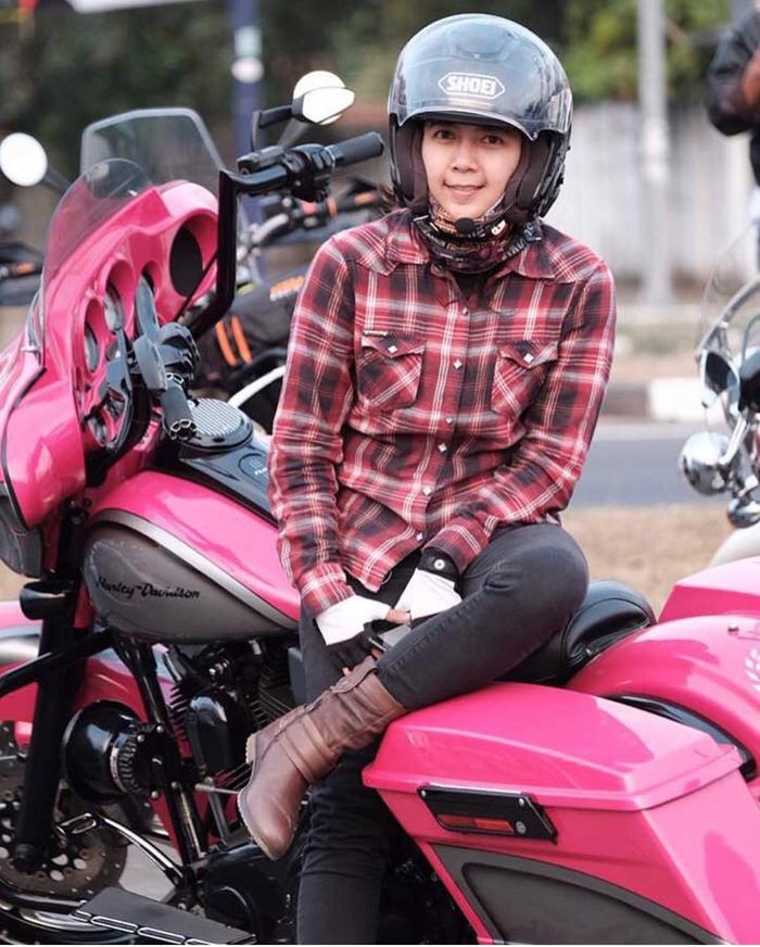 lady biker touring,  Cintawati (32) yang tergabung dalam Da'bomix Indonesia dan Ladies of Harley-Davidson Indonesia.
