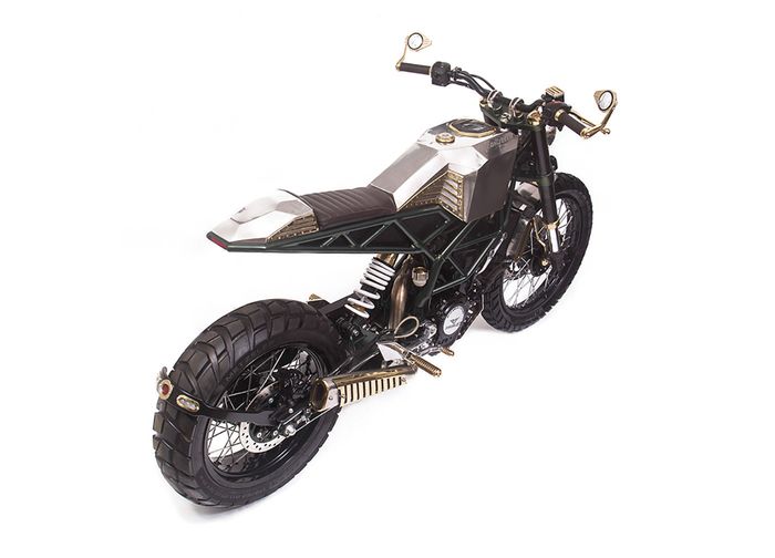 Beberapa partnya juga diberi aksen kuningan