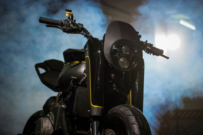 Lampunya kini jadi berbentuk bulat seperti kebanyakan naked bike