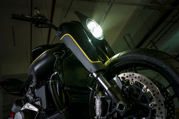 Cover shockbreaker depannya bikin motor ini kelihatan kekar