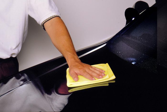 Ilustrasi mengeringkan bodi mobil yang habis dicuci