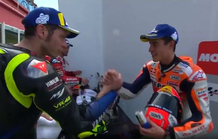 Valentino Rossi dan Marc Marquez berjabat tangan di MotoGP Argentina 2019