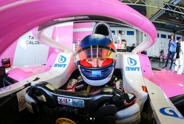 Calde saat di mobil F2 tim BWT Arden untuk debut di Bahrain akhir pekan lalu