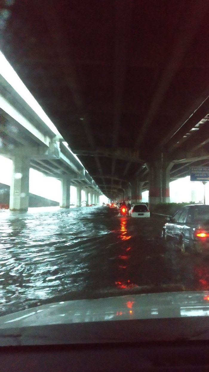 Banjir di Bypass arah Cawang dan Priok di depan kantor Bea Cukai Jakarta Timur.