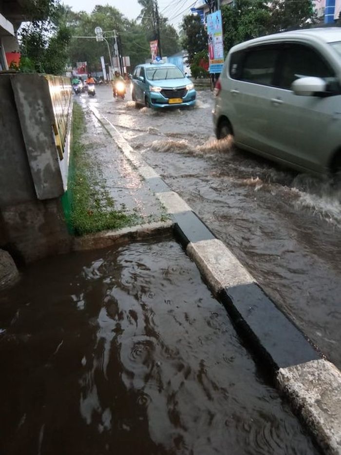 Banjir di TI. Pasar Inpres Antasari arah Blok M Jakarta Selatan
