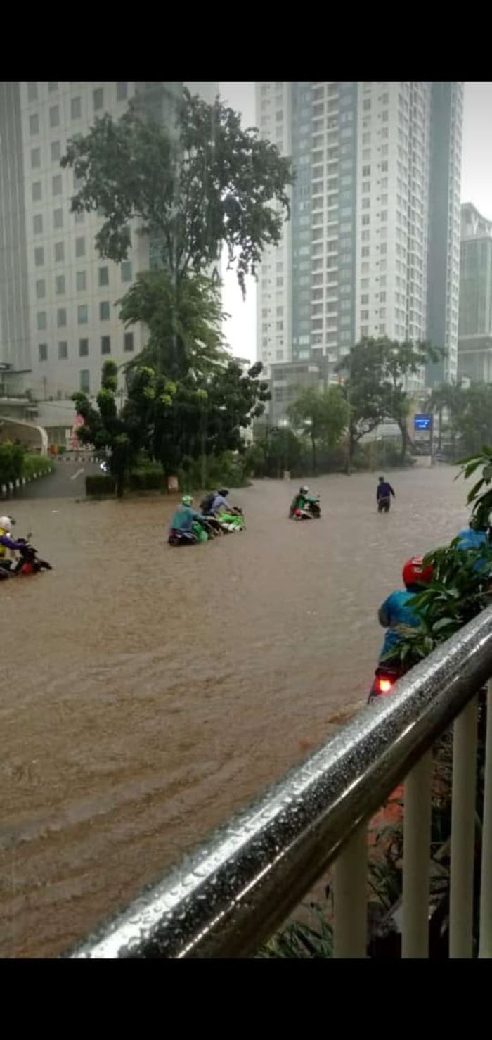 Banjir di jalan Di Panjaitan Cawang yang mengarah ke Kb Nanas Jakarta Timur.