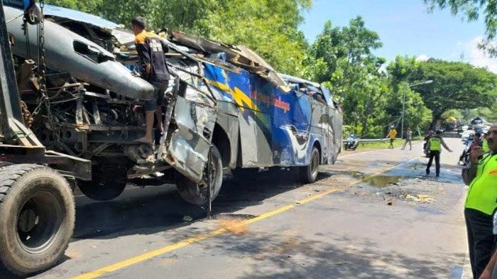 Kondisi Bus Sugeng Rahayu setelah dievakuasi