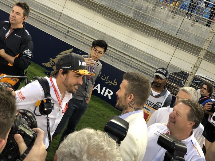 David Beckham berbincang dengan Fernando Alonzo di grid F1 Bahrain 