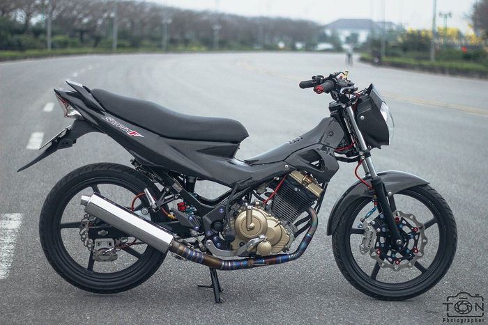 Modifikasi Suzuki Satria F berbaju full karbon fiber