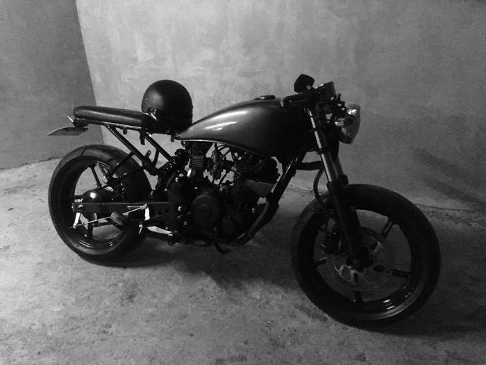 Tampilannya simpel ala brat style dan nunduk ala cafe racer