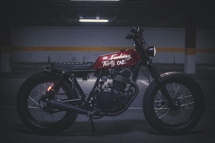 Tampangnya simpel ala brat style tapi tangguh ala flat tracker