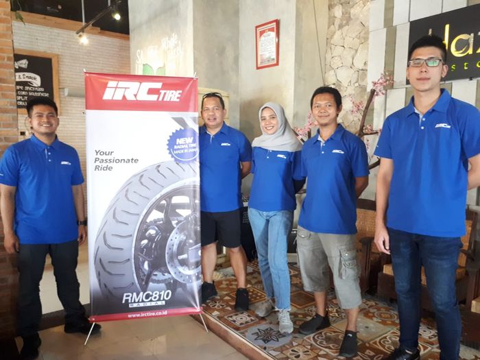 Pihak IRC Tire berikan edukasi kepada bikers Semarang