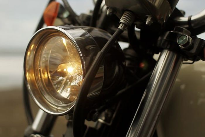 Lampu depan dan lampu seinnya pakai punya Harley-Davidson