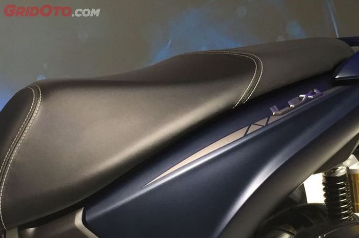 Tampilan aksesori low down seat sekilas sama dengan Jok Yamaha Lexi S