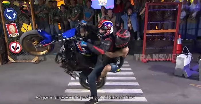 Aksi Wawan Tembong dan Maell Lee wheelie bareng