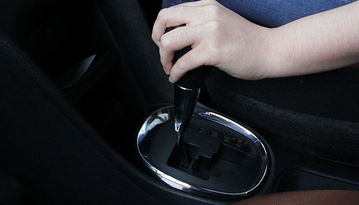 Pastikan saat geser tuas persneling (P, R, N dan D), mobil dalam kondisi berhenti.