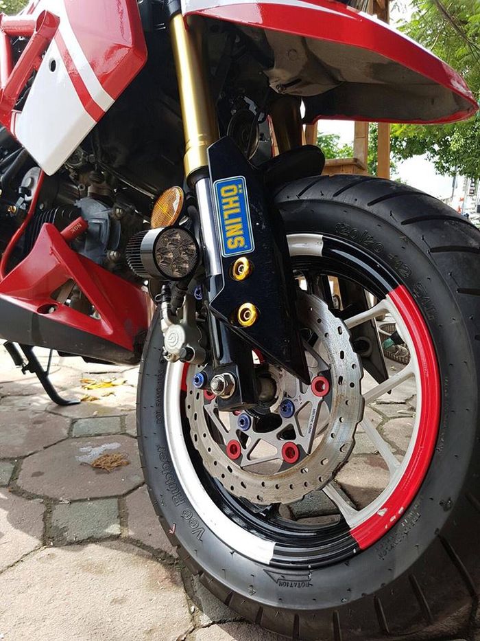 Kaliper Brembo yang dipadukan dengan cakram BrakeTech