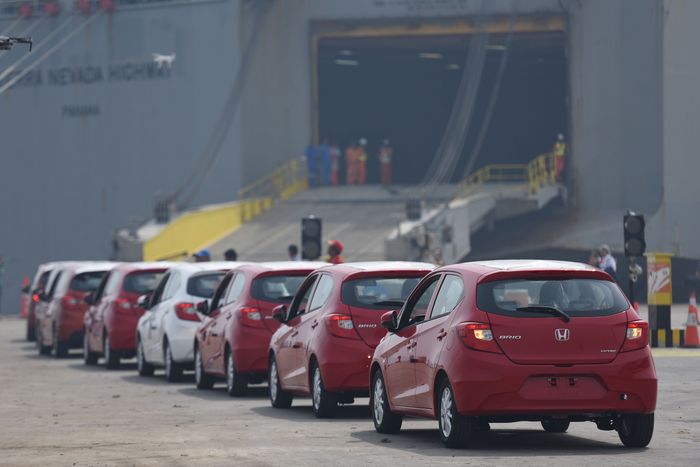 All New Honda Brio di pelabuhan Tanjung Priok yang siap diekspor.