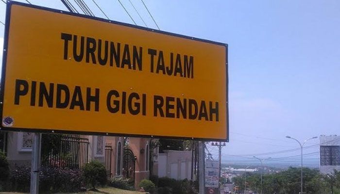  antisipasi saat hadapi jalanan turunan atau menanjak.