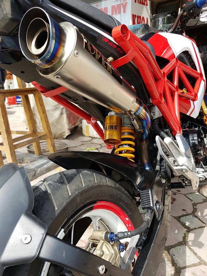 Knalpotnya pakai Over Racing biar suaranya gahar