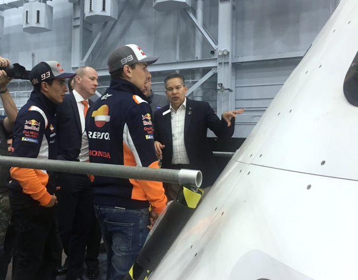 Marc Marquez dan Jorge Lorenzo berkunjung ke Space Center Houston