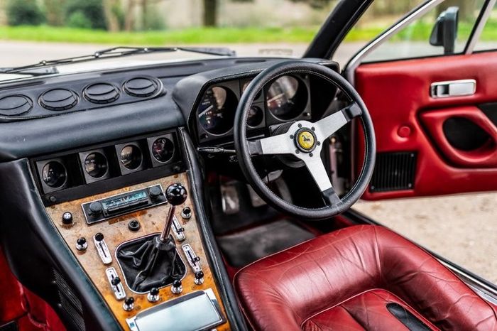 Interior dari mobil klasik Ferrari 400 GT Series 1