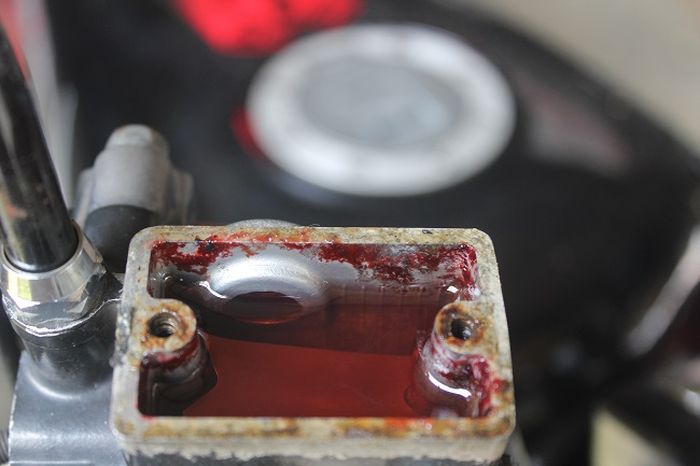 Ilustrasi kondisi minyak rem motor yang harus diganti