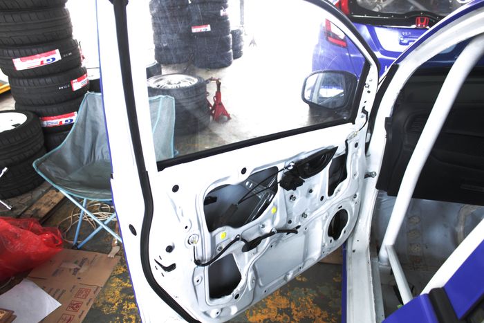 Mengganti kaca penumpang dengan polikarbonat bisa memangkas banyak bobot mobil