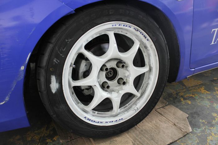 Roda dipercayakan dengan pelek dari Weds Sport R15 dengan balutan ban GT Radial Champiro SX2. 