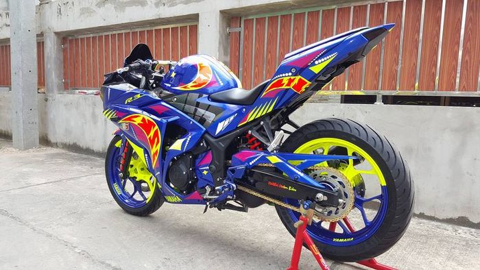 Tampilannya belang dan pakai inspirasi helm Soleluna Valentino Rossi