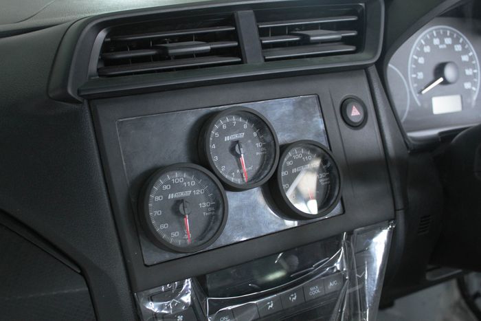 Bagian aslinya itu LCD Brio RS, tak boleh kosong langsung ditempati berbagai panel indikator dari Works Engineering