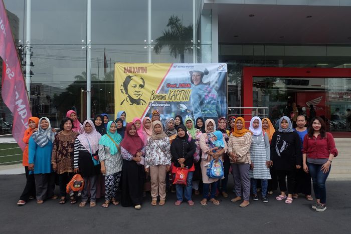 Peserta latihan safety riding untuk ibu-ibu zaman now oleh Astra Motor Jateng