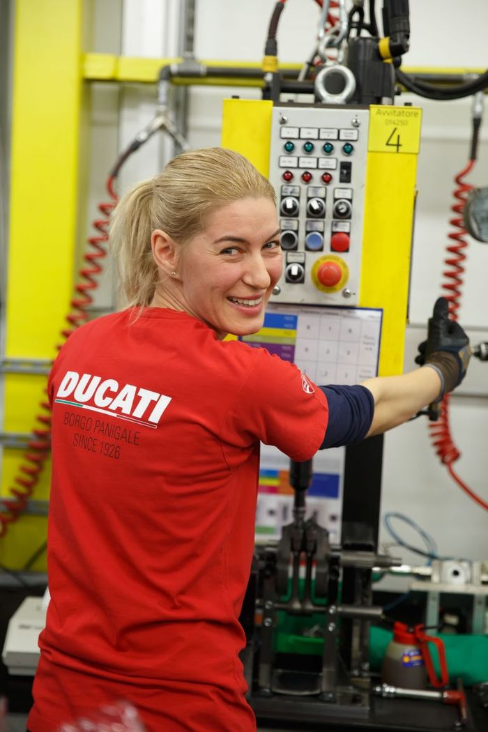 Cristina, salah satu karyawan perempuan Ducati yang menjadi penggemar Marc Marquez