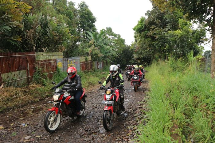 Perjalanan touring Honda Street Fire Club Indonesia (HSFCI) melewati rute bebatuan
