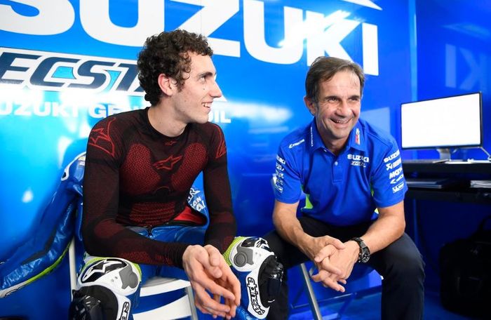 Manajer Suzuki Ecstar, Davide Brivio (kanan) bersama pembalapnya Alex RIns (kiri)