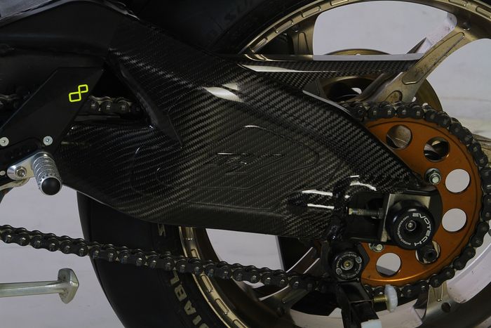 Beberapa part karbon juga dipasang