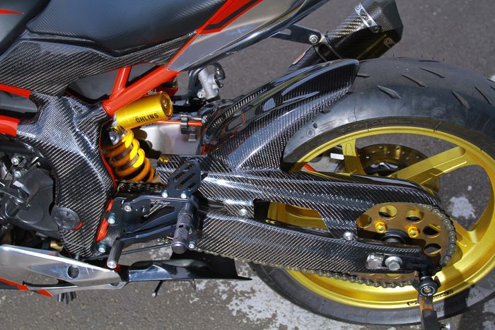 Swing arm lapis karbon dan suspensi belakang pakai ohlins