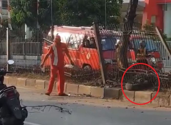 Roda angkot patah sampa terlepas tergeletak di pembatas jalan