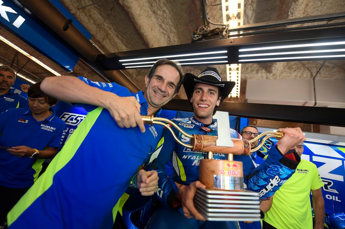 Davide Brivio dan Alex Rins usai menang MotoGP Amerika