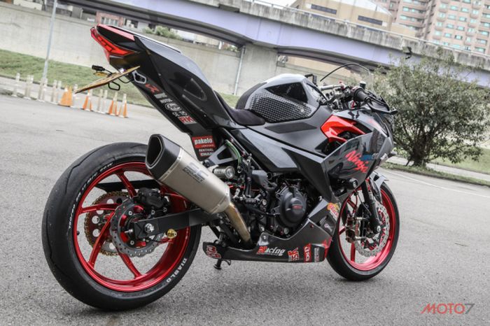 Biar makin gahar, Ninja 400 ini pakai knalpot keluaran SC Project