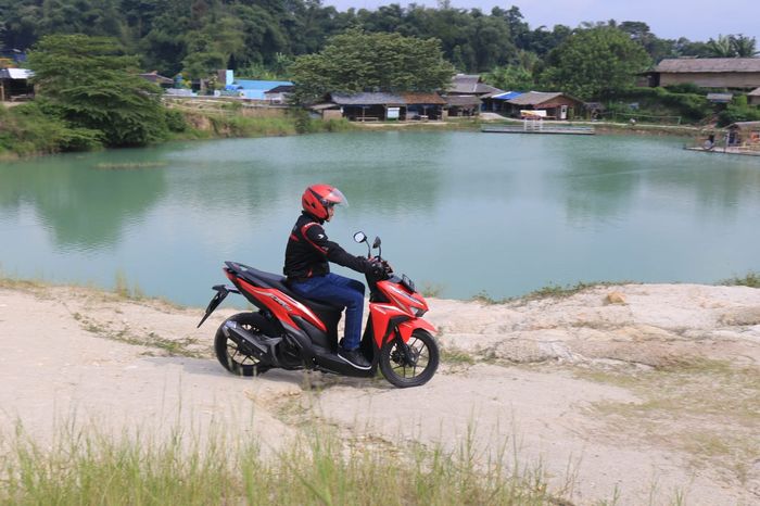 Menelusuri Telaga Biru Cisoka bersama Honda Vario 125