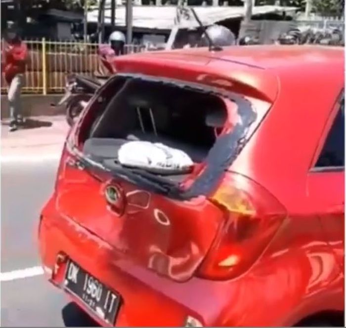 Pantat Kia Picanto ringsek dihajar Toyota Avanza karena kecelakaan beruntun lima mobil di Sanur, Bali