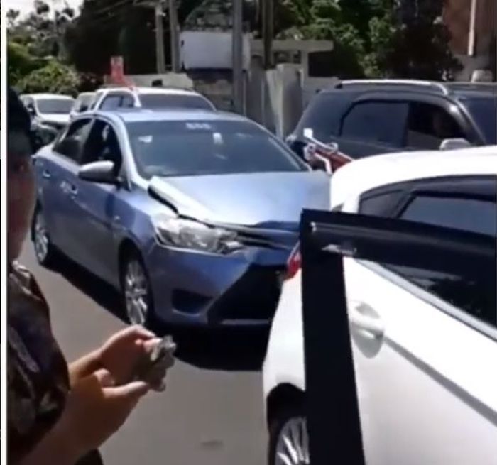 Kecelakaan beruntun lima mobil di Sanur, Bali. Toyota Vios paling belakang hantam Ford Fiesta 