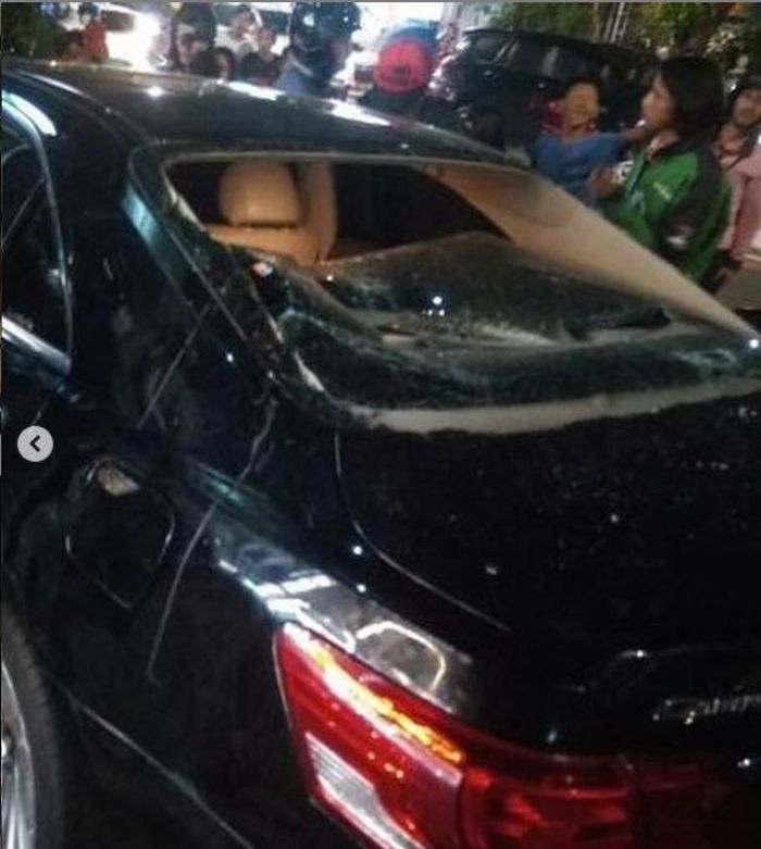 Toyota Camry rusak parah usai menabrak dua mobil dan belasan motor