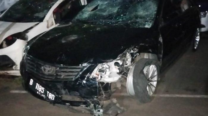 Kondisi mobil Toyota Camry warna hitam yang dikemudikan tersangka DS (38) pelaku tabrak lari setelah diamankan Kepolisian Daerah Metro Jaya, Kamis (18/4/2019) malam. 