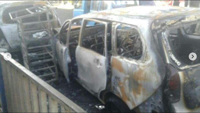 Kondisi Toyota Kijang Innova dan Avanza usai dijilat api akibat saling bertabrakan