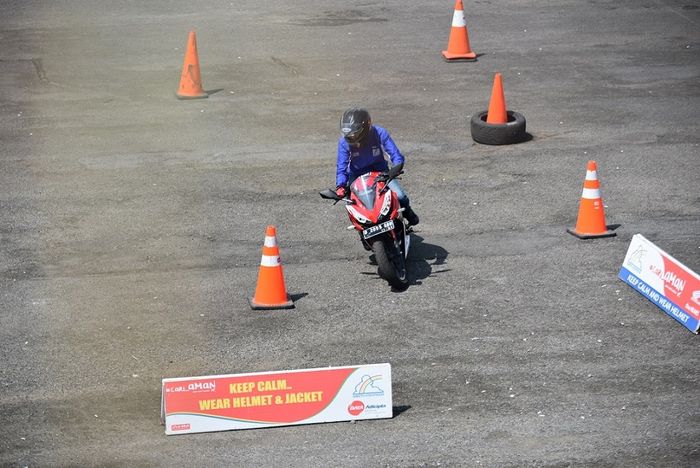 Kegiatan safety riding menggunakan motor CBR di ICE Day 2019