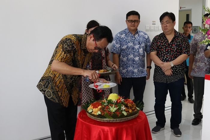 Pemotongan Tumpeng oleh A. Chrisnoadhi, Chief Executive Astra UD Trucks di saat membuka acara peresmian kantor cabang Astra UD Trucks Tangerang dan Palembang.