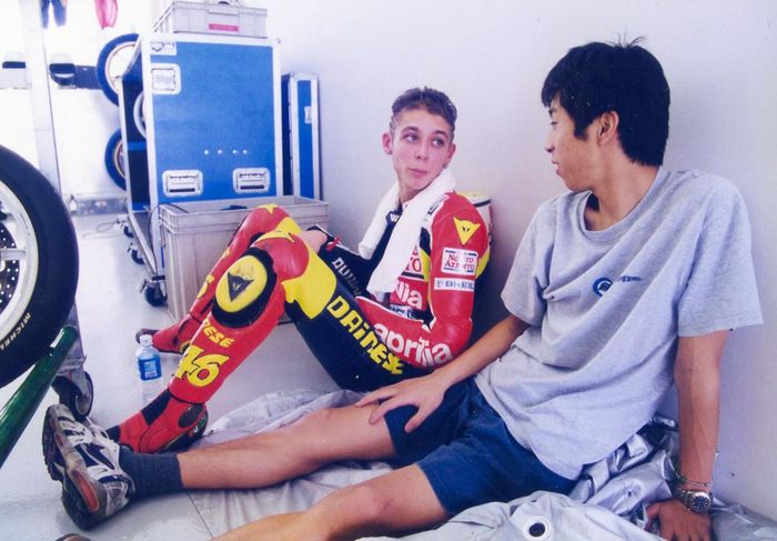 Valentino Rossi kerap meluangkan waktu untuk sharing bersama Haruchika Aoki di awal-awal karirnya di GP125