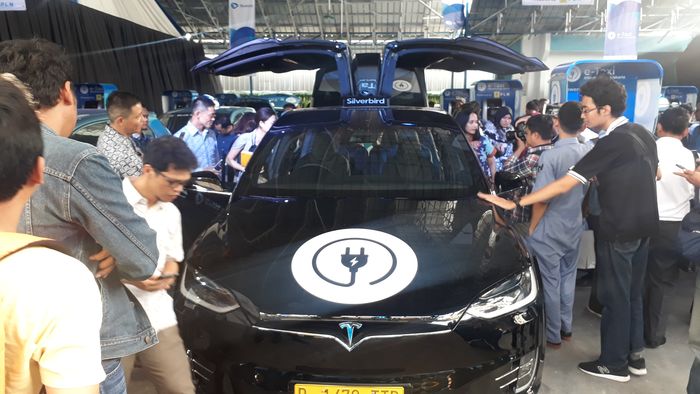 Tesla model X 75D A/T jadi armada taksi listrik PT Blue Bird Tbk